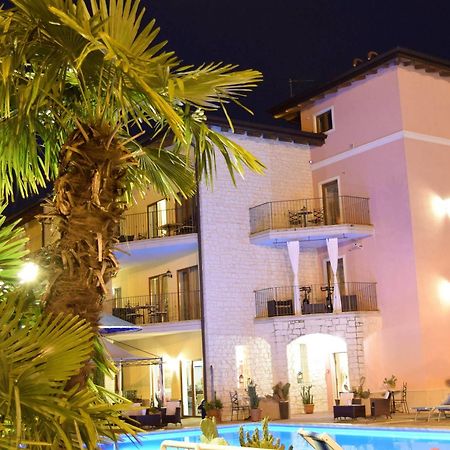 Residenza Le Due Torri Riva del Garda Exterior foto