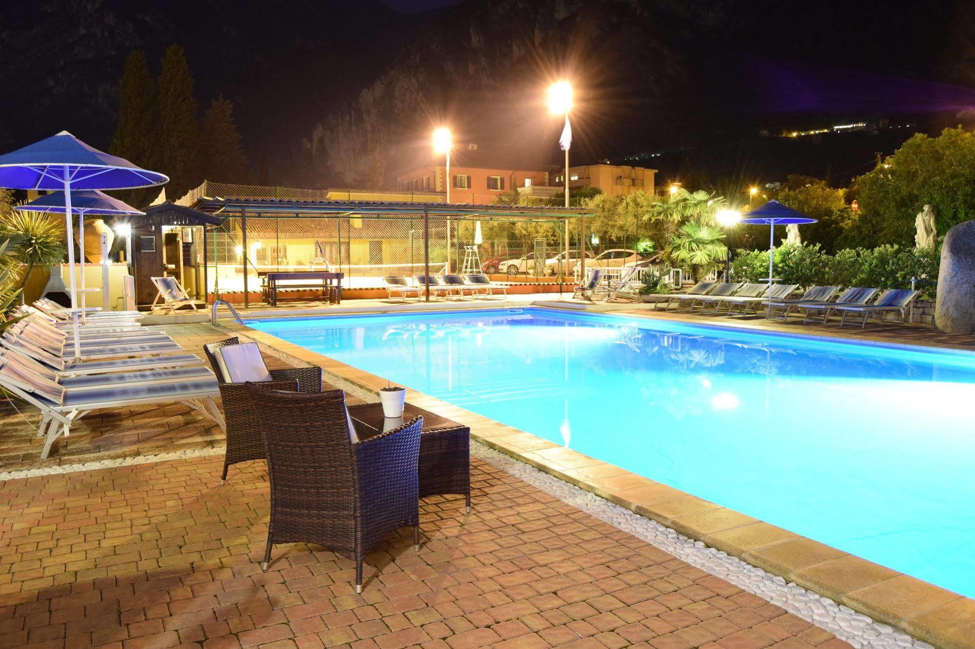Residenza Le Due Torri Riva del Garda Exterior foto