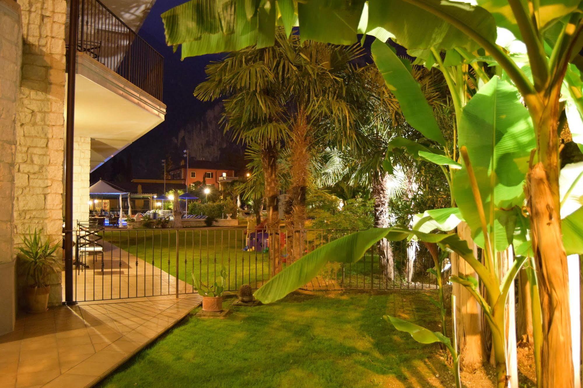 Residenza Le Due Torri Riva del Garda Exterior foto